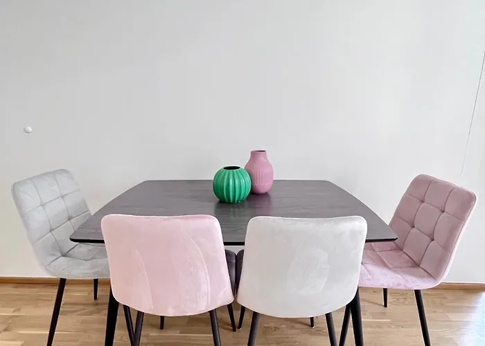 Апартаменти Funky Near Station Free Parking *