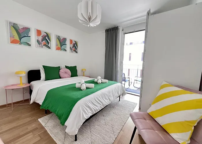 Апартаменти Funky Near Station Free Parking *