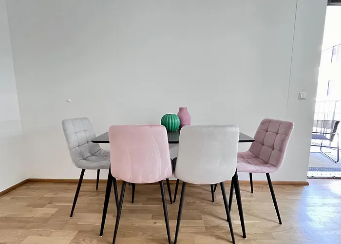 Апартаменти Funky Near Station Free Parking *