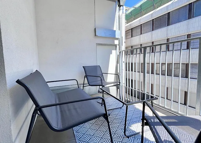Апартаменти Funky Near Station Free Parking *