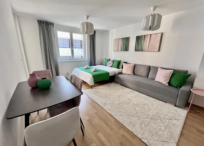 Апартаменти Funky Near Station Free Parking Відень